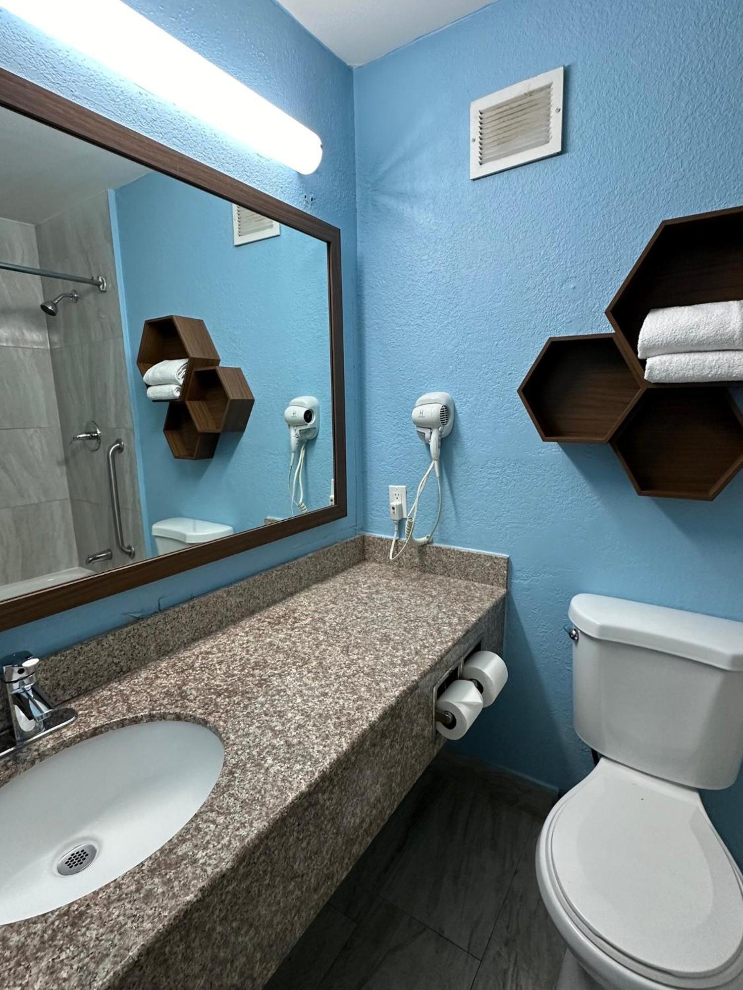 Hometowne Studios By Red Roof Richmond, Va - W Broad St Dumbarton Extérieur photo